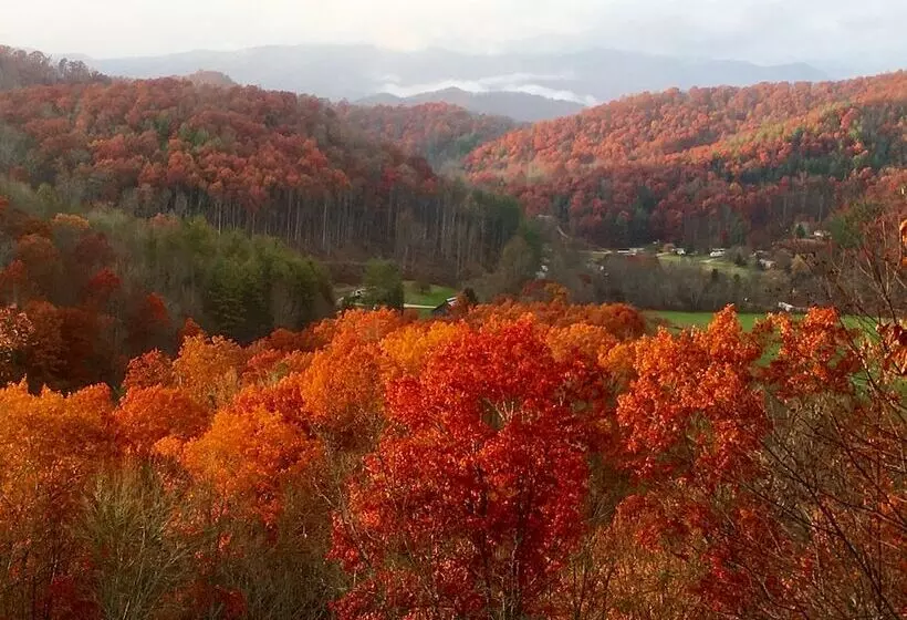 Smoky Mountain Retreat W/ Deck & Mountain Views!