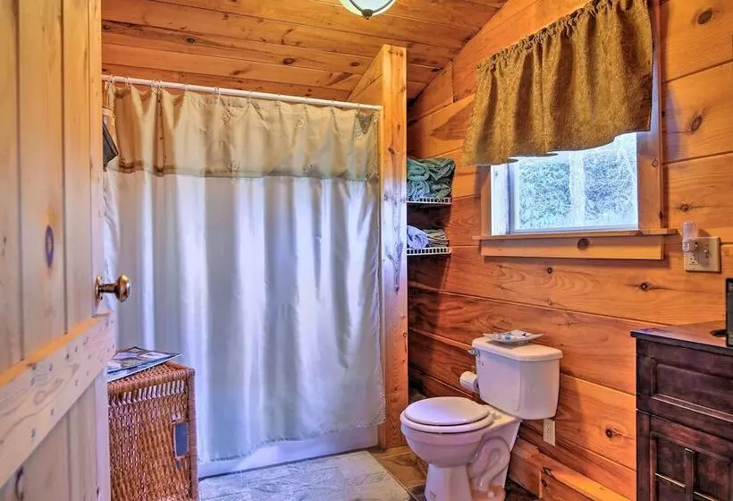 Smoky Mountain Retreat W/ Deck & Mountain Views!