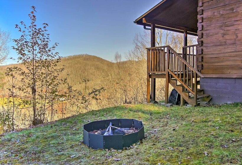 Smoky Mountain Retreat W/ Deck & Mountain Views!