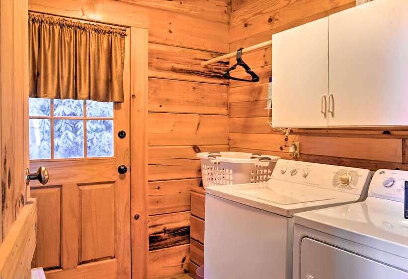 Smoky Mountain Retreat W/ Deck & Mountain Views!