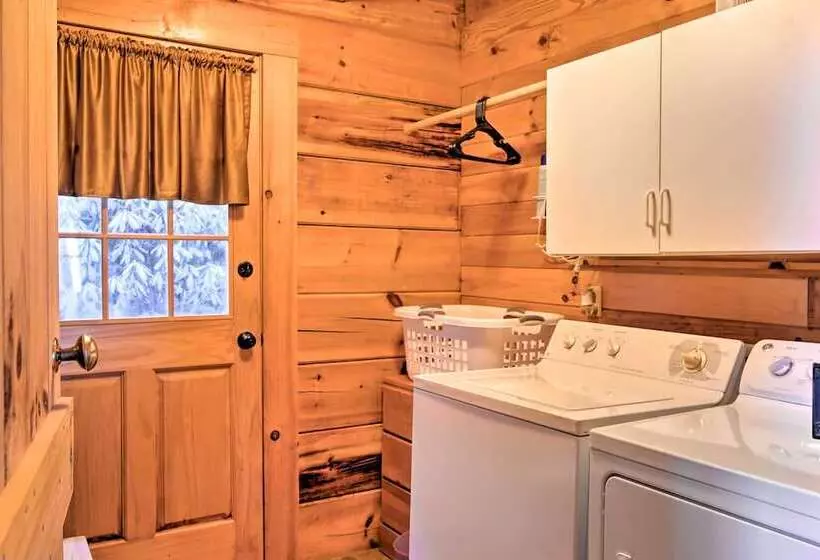 Smoky Mountain Retreat W/ Deck & Mountain Views!
