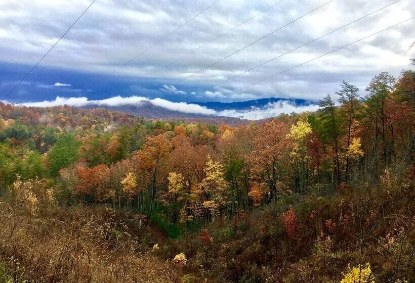 Smoky Mountain Retreat W/ Deck & Mountain Views!