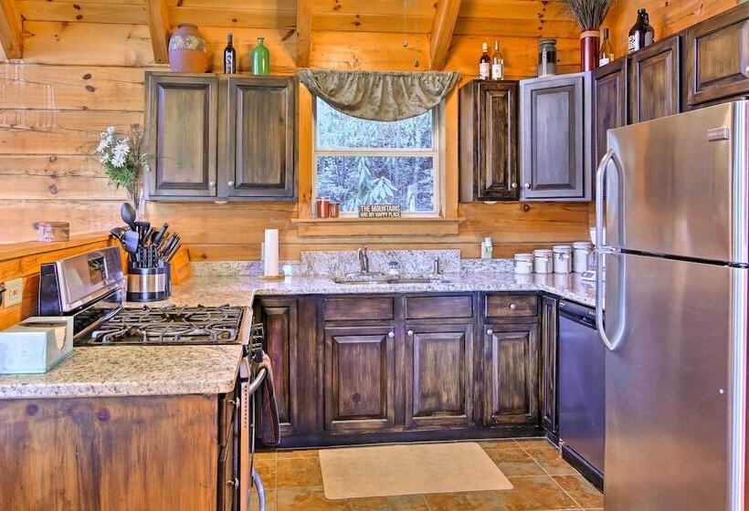 Smoky Mountain Retreat W/ Deck & Mountain Views!