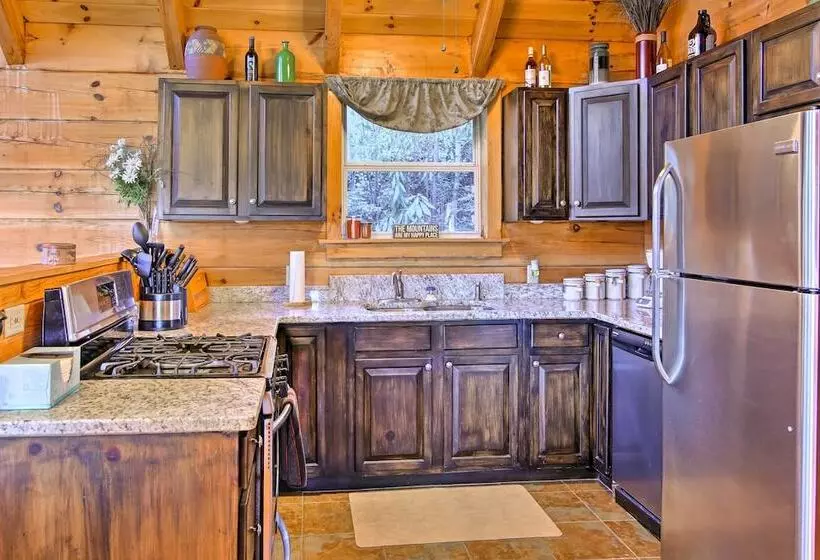 Smoky Mountain Retreat W/ Deck & Mountain Views!
