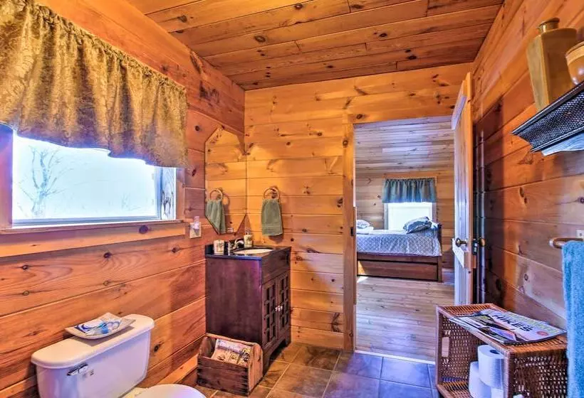 Smoky Mountain Retreat W/ Deck & Mountain Views!