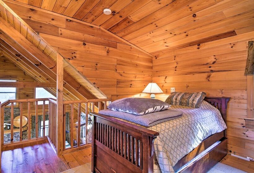 Smoky Mountain Retreat W/ Deck & Mountain Views!