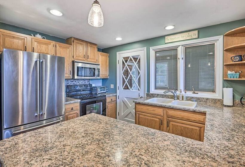 Spacious Franklin Cabin W/ Mountain Views!