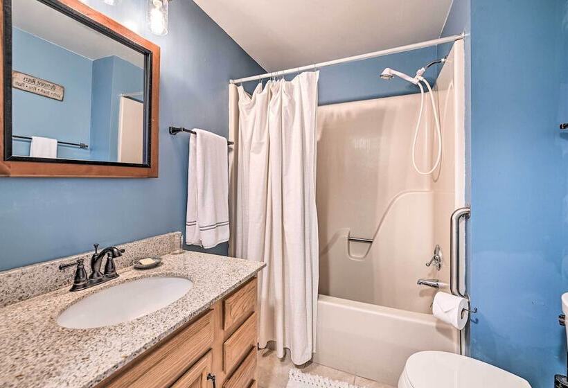 Spacious Franklin Cabin W/ Mountain Views!