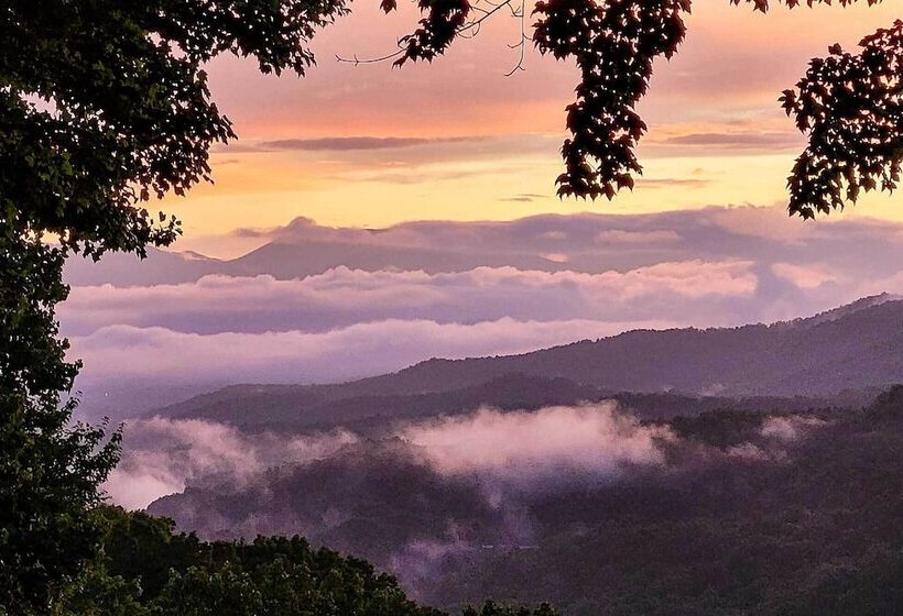 Spacious Franklin Cabin W/ Mountain Views!