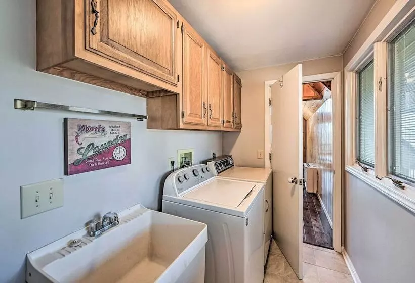 Spacious Franklin Cabin W/ Mountain Views!