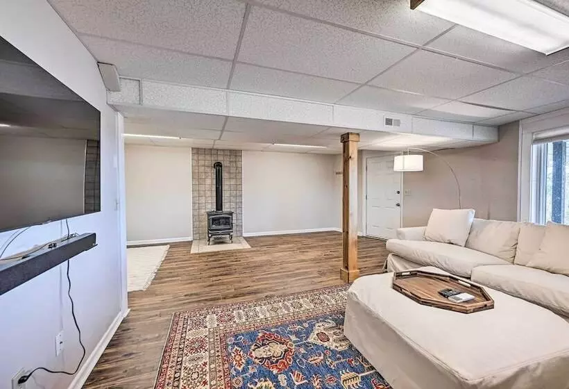 Spacious Franklin Cabin W/ Mountain Views!