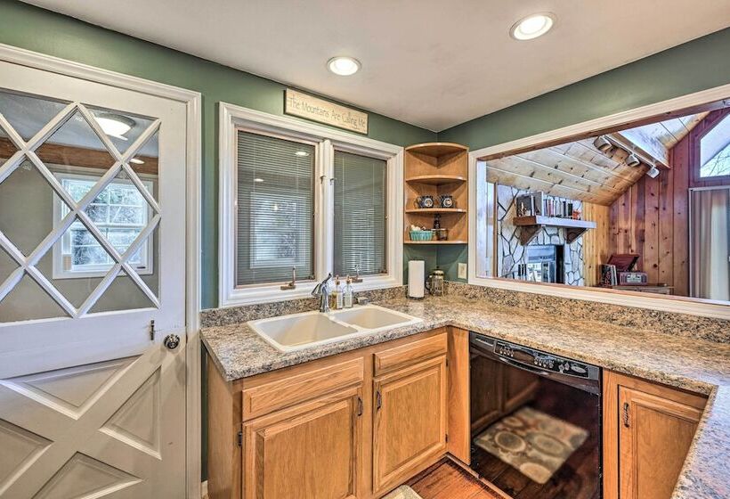 Spacious Franklin Cabin W/ Mountain Views!