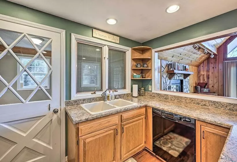 Spacious Franklin Cabin W/ Mountain Views!
