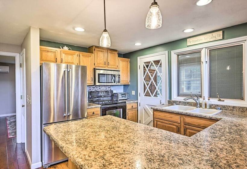 Spacious Franklin Cabin W/ Mountain Views!