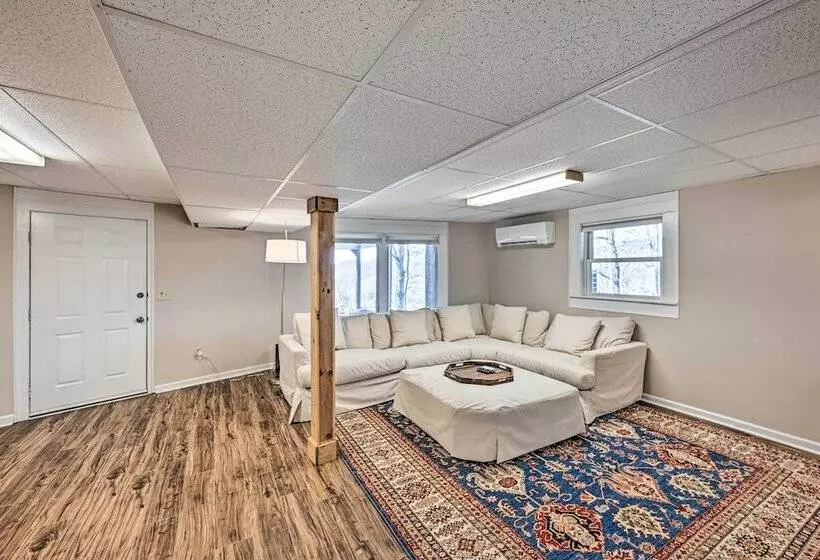 Spacious Franklin Cabin W/ Mountain Views!