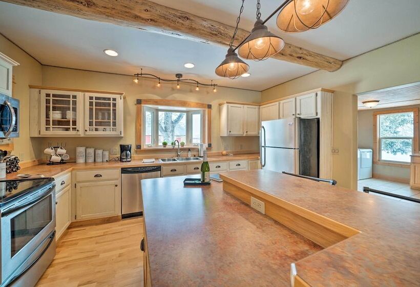 The Farmstead On 10 Acres W/ Mountain Views!