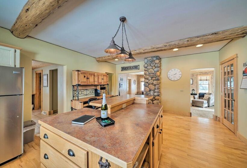 The Farmstead On 10 Acres W/ Mountain Views!