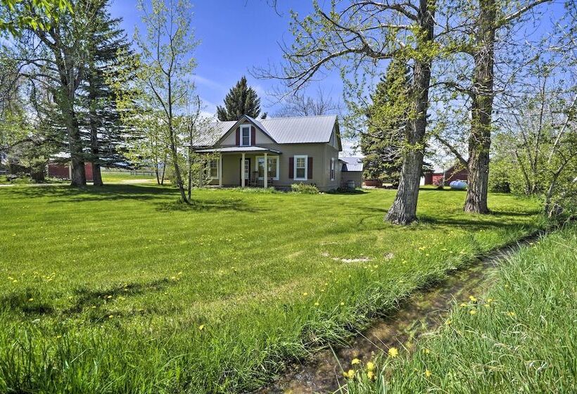 The Farmstead On 10 Acres W/ Mountain Views!