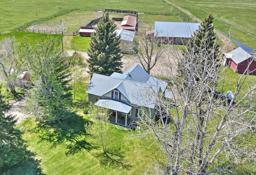 The Farmstead On 10 Acres W/ Mountain Views!
