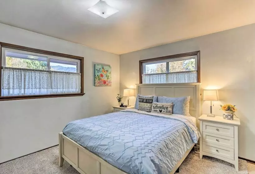 Willow Creek Hideaway W/ Deck, 1 Mi To River!