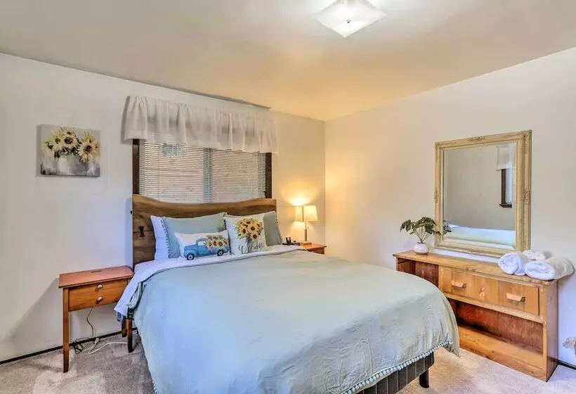 Willow Creek Hideaway W/ Deck, 1 Mi To River!