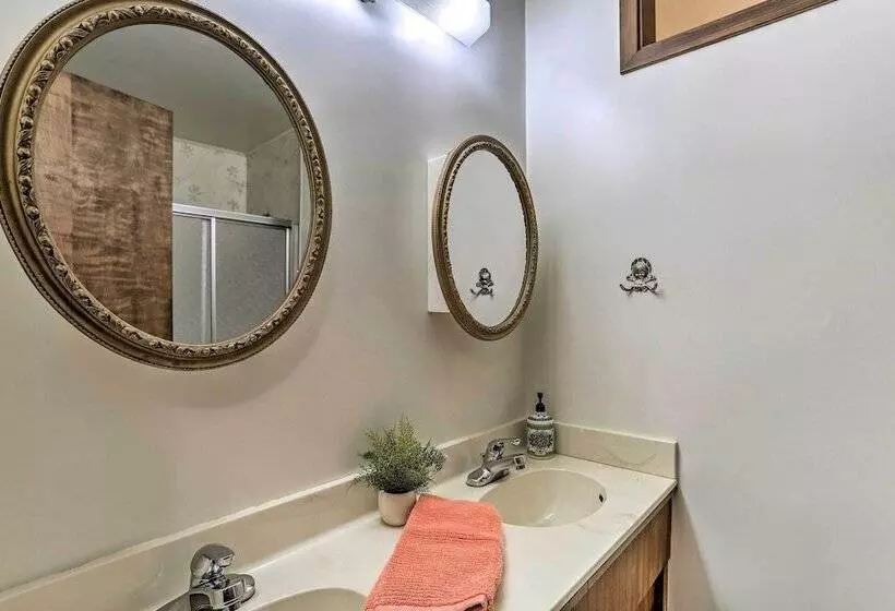 Willow Creek Hideaway W/ Deck, 1 Mi To River!