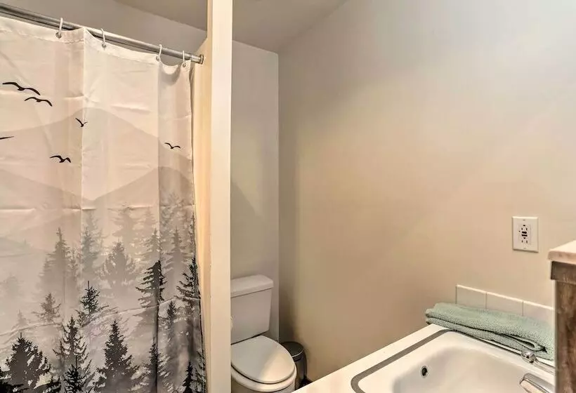 Willow Creek Hideaway W/ Deck, 1 Mi To River!