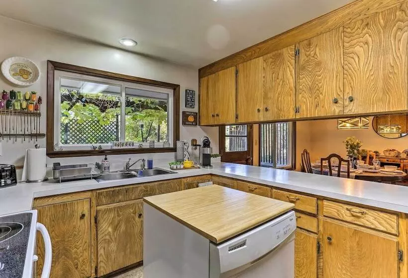 Willow Creek Hideaway W/ Deck, 1 Mi To River!