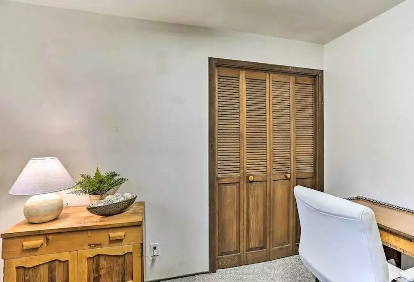 Willow Creek Hideaway W/ Deck, 1 Mi To River!