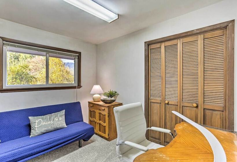 Willow Creek Hideaway W/ Deck, 1 Mi To River!