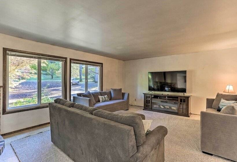 Willow Creek Hideaway W/ Deck, 1 Mi To River!