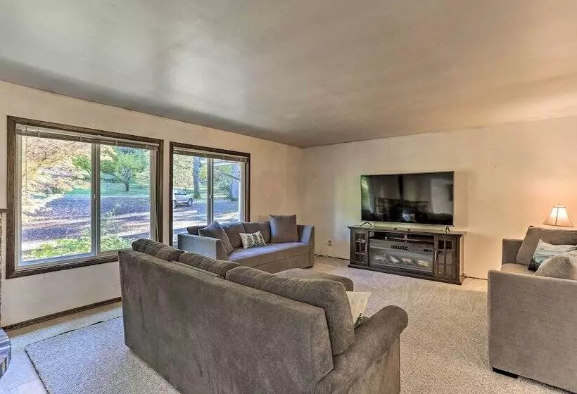 Willow Creek Hideaway W/ Deck, 1 Mi To River!