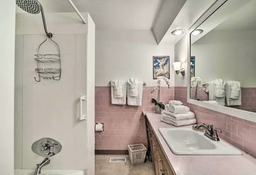 Charming Hillsboro Home W/ Yard, Dogs Welcome