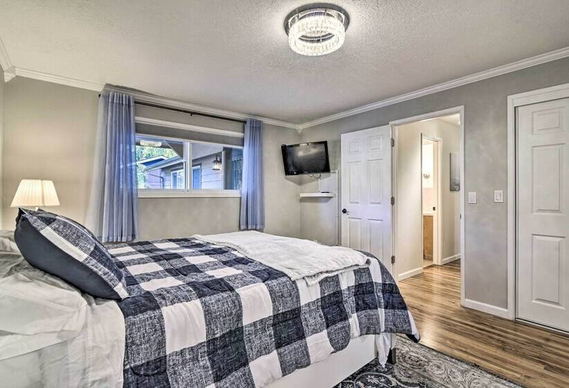 Charming Hillsboro Home W/ Yard, Dogs Welcome