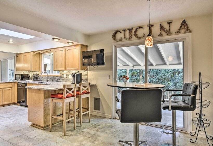 Charming Hillsboro Home W/ Yard, Dogs Welcome