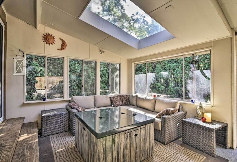 Charming Hillsboro Home W/ Yard, Dogs Welcome