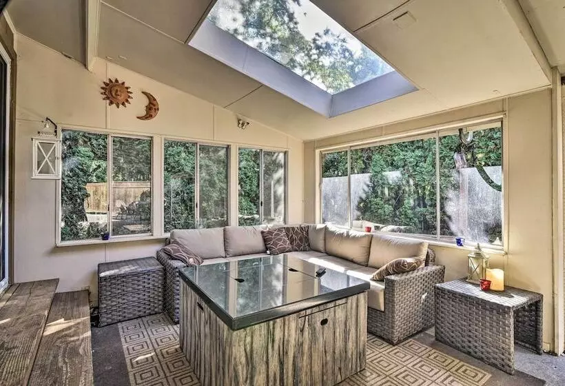 Charming Hillsboro Home W/ Yard, Dogs Welcome