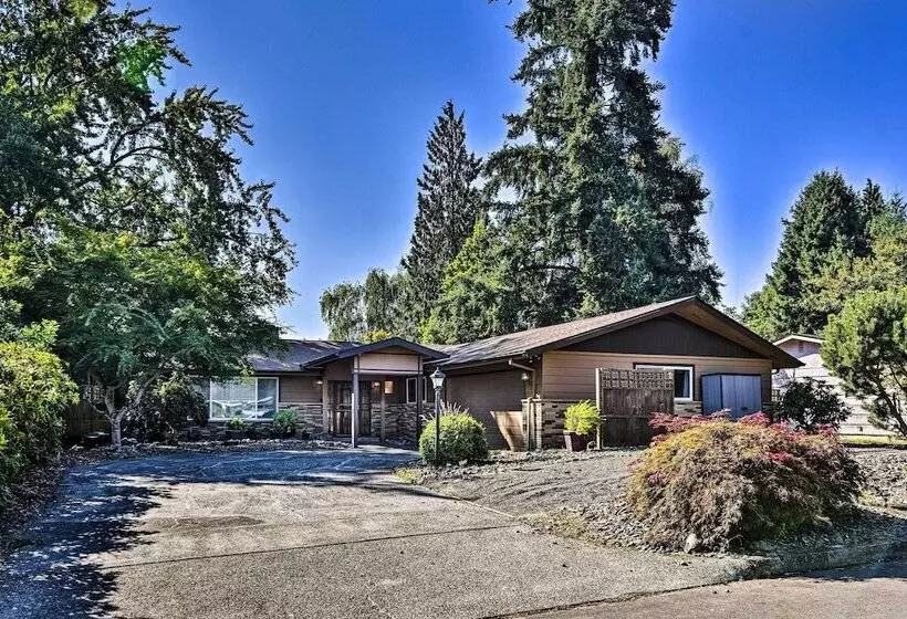 Charming Hillsboro Home W/ Yard, Dogs Welcome