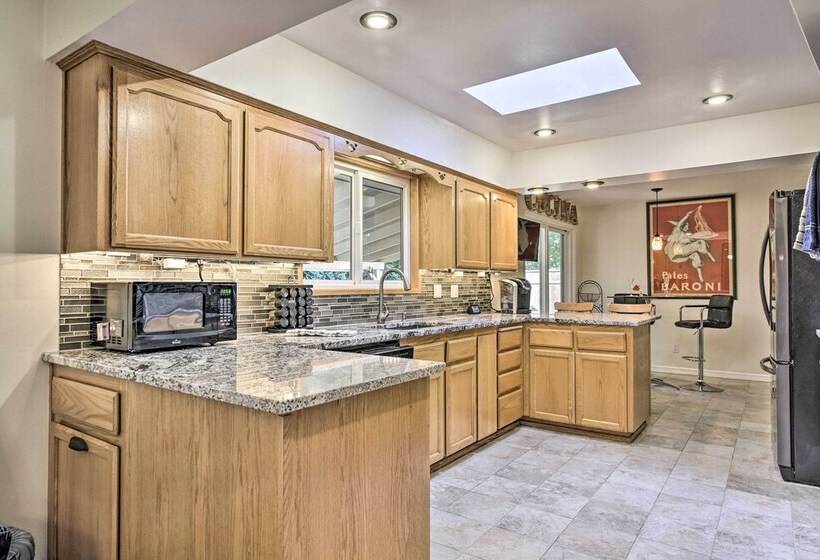 Charming Hillsboro Home W/ Yard, Dogs Welcome