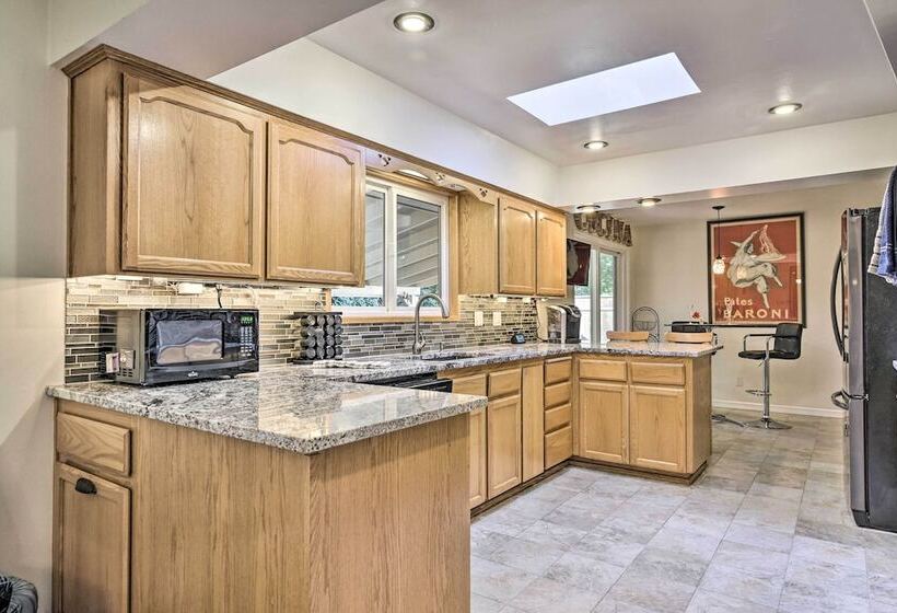 Charming Hillsboro Home W/ Yard, Dogs Welcome