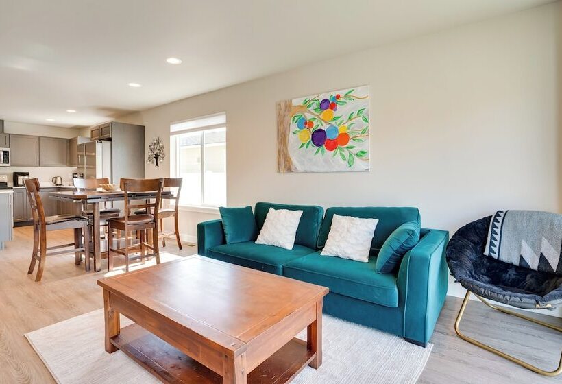 Charming Home W/ Mtn & Columbia River Views!