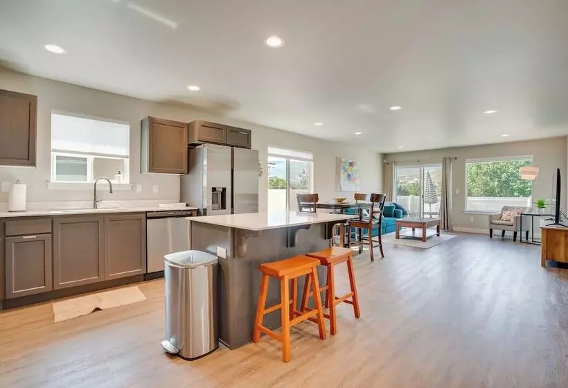 Charming Home W/ Mtn & Columbia River Views!