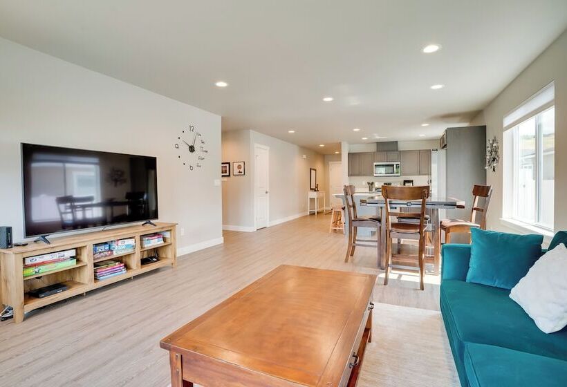 Charming Home W/ Mtn & Columbia River Views!