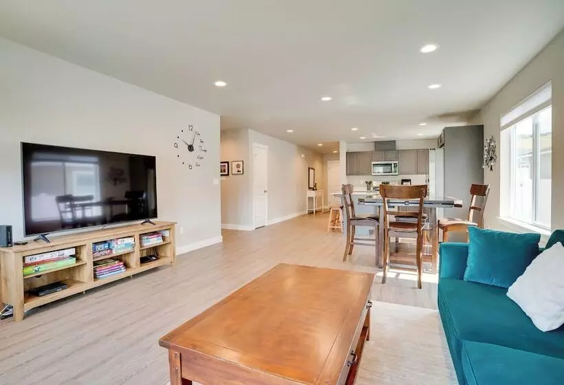 Charming Home W/ Mtn & Columbia River Views!