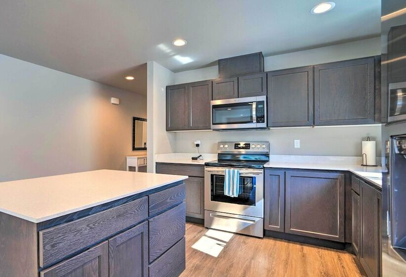 Charming Home W/ Mtn & Columbia River Views!