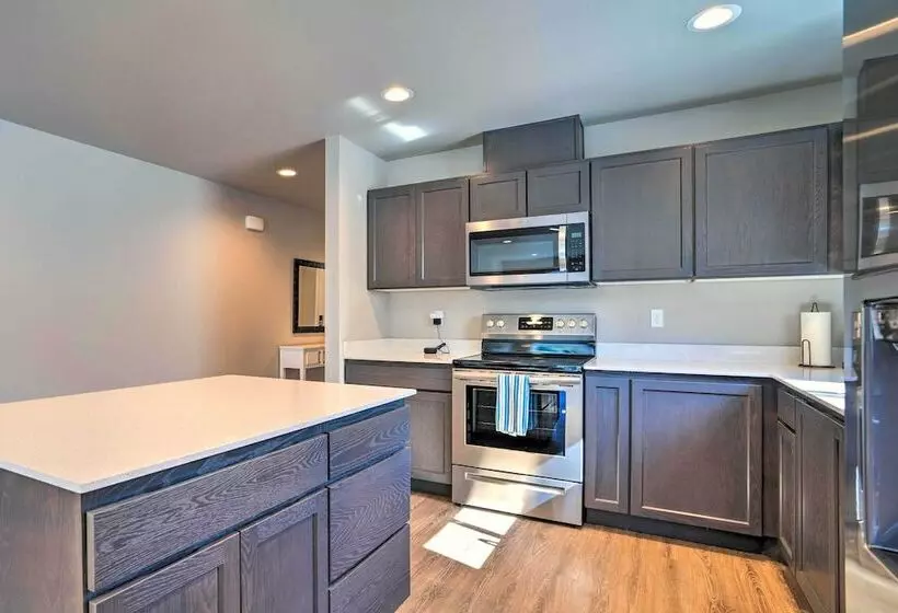 Charming Home W/ Mtn & Columbia River Views!