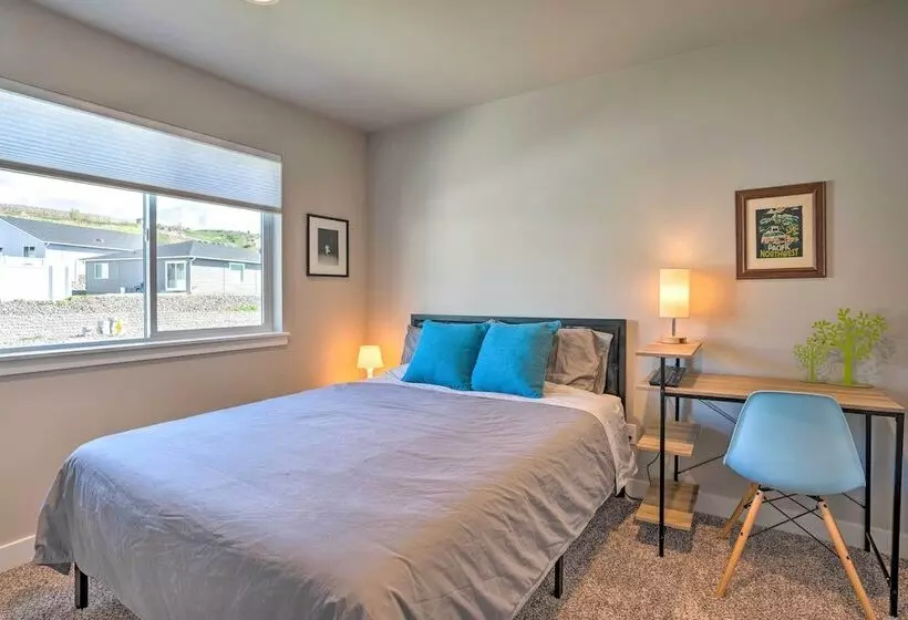 Charming Home W/ Mtn & Columbia River Views!