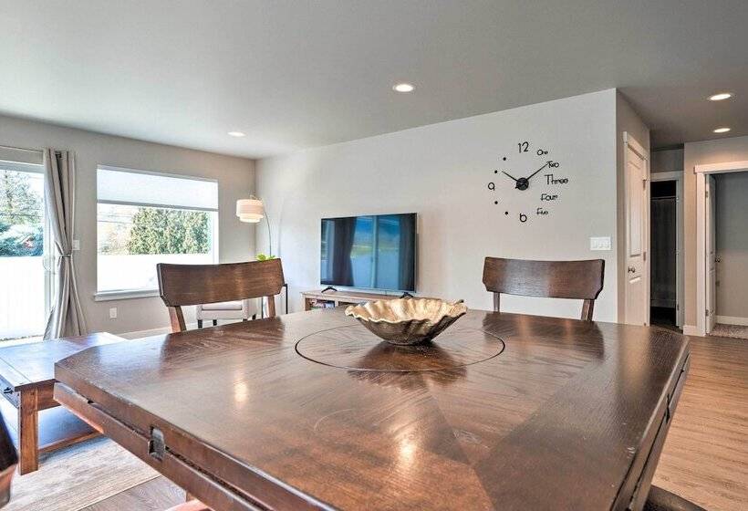 Charming Home W/ Mtn & Columbia River Views!