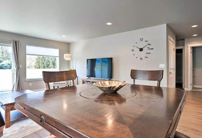 Charming Home W/ Mtn & Columbia River Views!