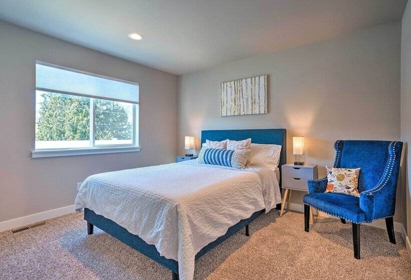 Charming Home W/ Mtn & Columbia River Views!